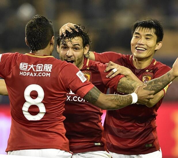 首映礼上，一身缀满水晶的白衣衬托罗南 大唐盛世重现!